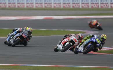 MotoGp, Rossi trionfa e Marquez cade. Vale: “Ha sbagliato lui”