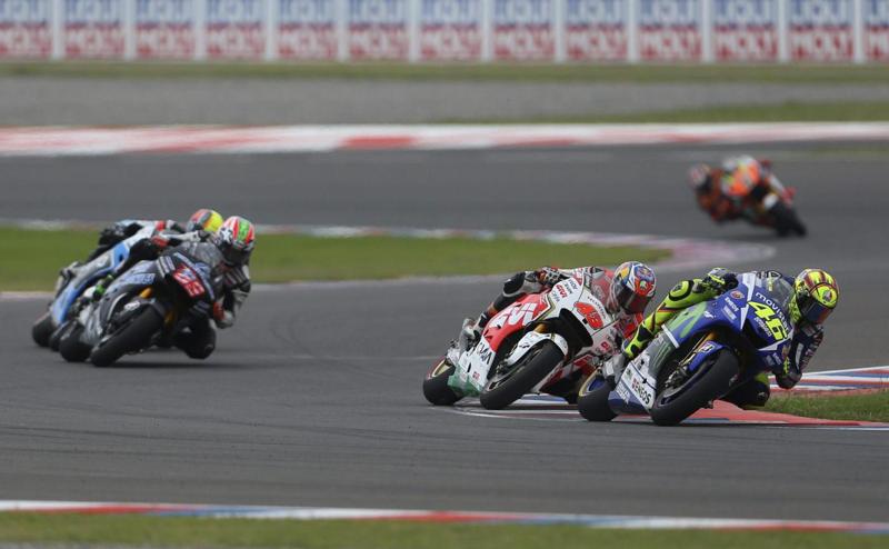 MotoGp, Rossi trionfa e Marquez cade. Vale: “Ha sbagliato lui” MotoGp, Rossi trionfa e Marquez cade. Vale: “Ha sbagliato lui”