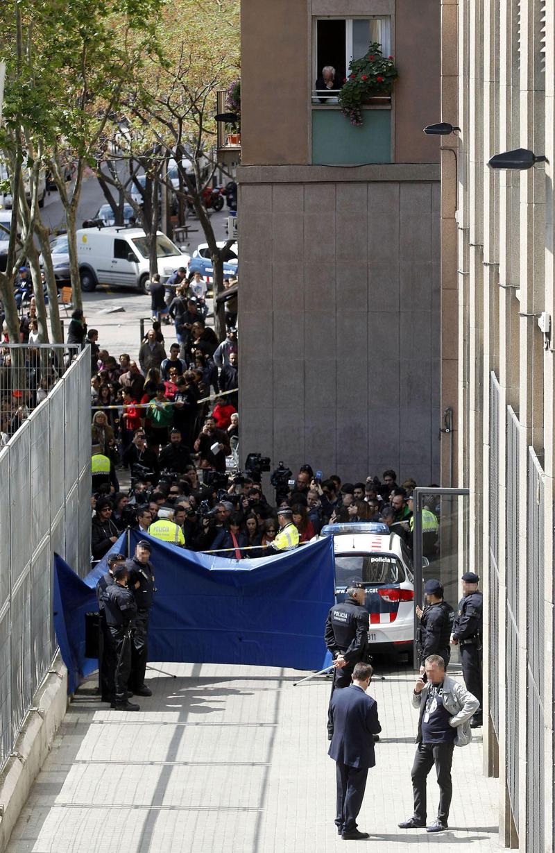 Barcellona, attacco con balestra: alunno uccide professore Barcellona, attacco con balestra: alunno uccide professore