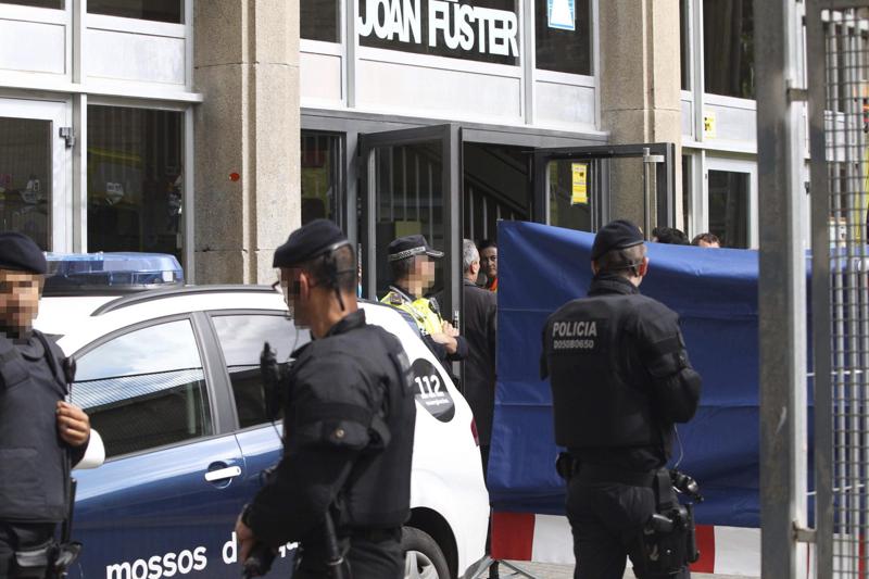 Barcellona, attacco con balestra: alunno uccide professore Barcellona, attacco con balestra: alunno uccide professore