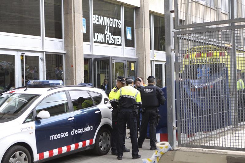 Barcellona, attacco con balestra: alunno uccide professore Barcellona, attacco con balestra: alunno uccide professore