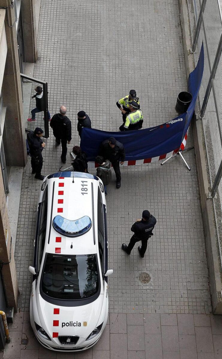 Barcellona, attacco con balestra: alunno uccide professore Barcellona, attacco con balestra: alunno uccide professore