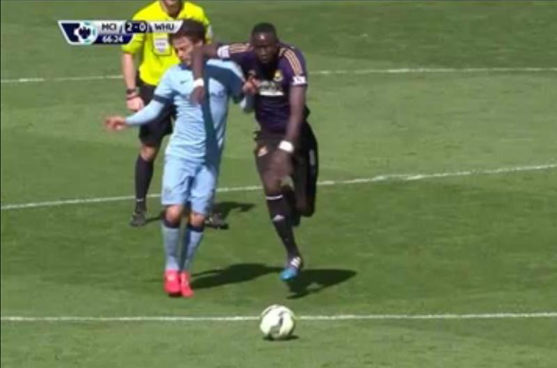 Manchester City, paura per Silva: colpito al volto, serve l’ossigeno Manchester City, paura per Silva: colpito al volto, serve l’ossigeno