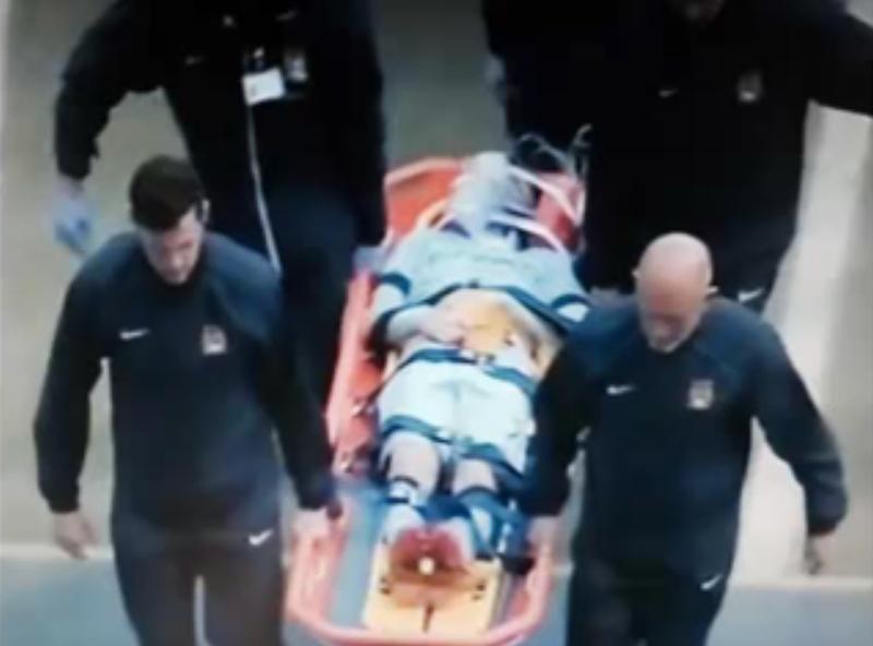 Manchester City, paura per Silva: colpito al volto, serve l’ossigeno Manchester City, paura per Silva: colpito al volto, serve l’ossigeno