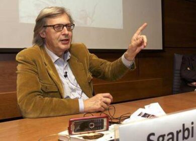 Sgarbi scatenato: “Celant? Da arrestare. E il Comune di Milano fa come l’Isis”
