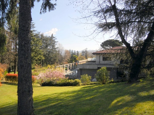 Michelle Hunziker – Eros Ramazzotti, in vendita la loro villa. Foto Michelle Hunziker – Eros Ramazzotti, in vendita la loro villa. Foto