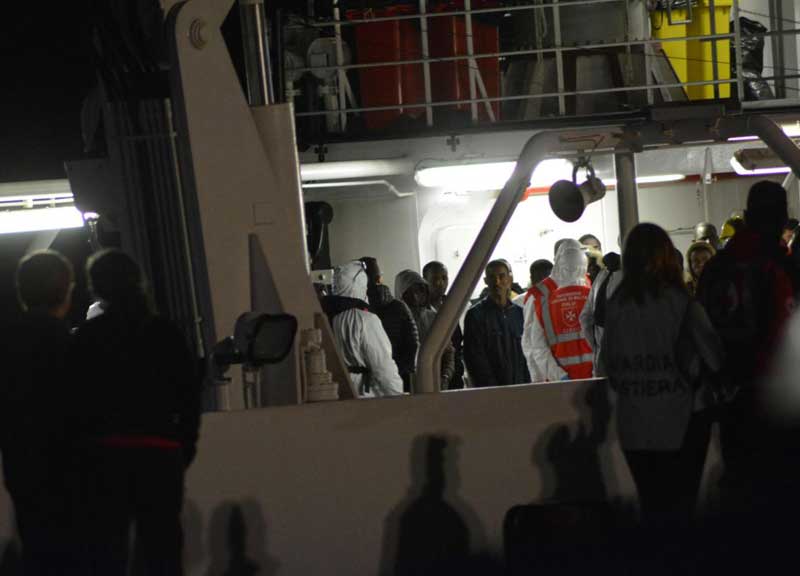 Immigrazione, strage a largo della Sicilia causata da una collisione Immigrazione, strage a largo della Sicilia causata da una collisione
