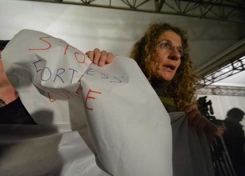 Immigrazione, strage a largo della Sicilia causata da una collisione Immigrazione, strage a largo della Sicilia causata da una collisione