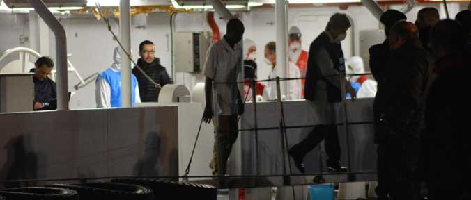 Immigrazione, strage a largo della Sicilia causata da una collisione Immigrazione, strage a largo della Sicilia causata da una collisione