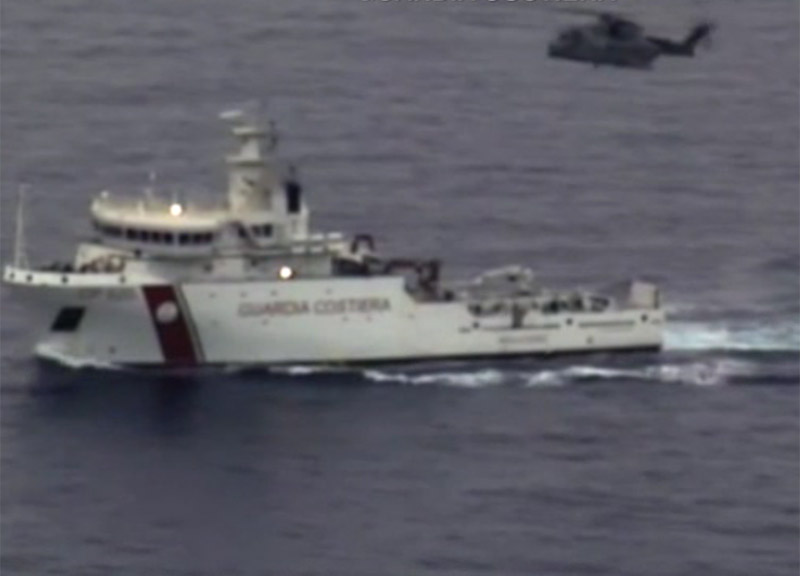 Immigrazione, strage a largo della Sicilia causata da una collisione Immigrazione, strage a largo della Sicilia causata da una collisione