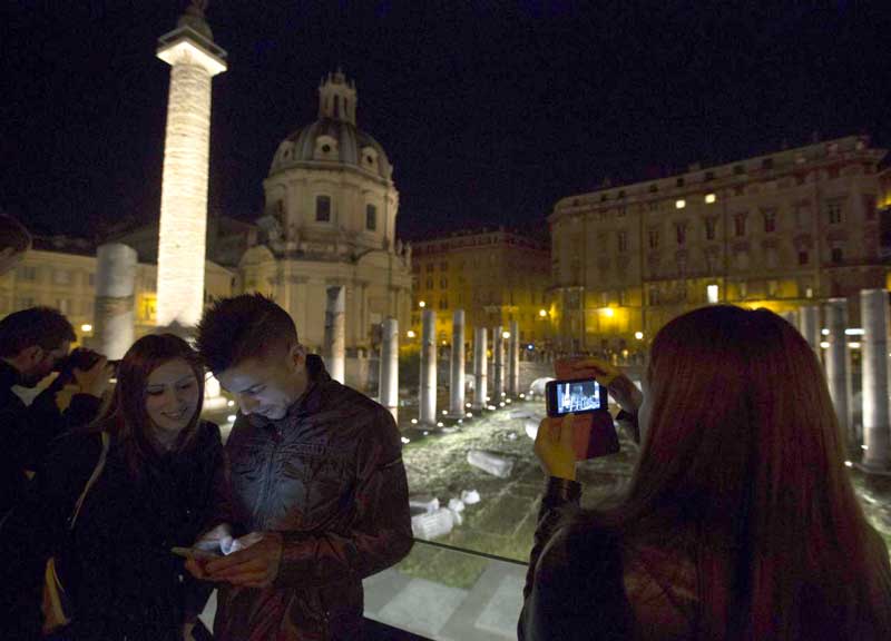 Fori, light show da Oscar by Storaro. La storia rivive con il linguaggio della luce Fori, light show da Oscar by Storaro. La storia rivive con il linguaggio della luce