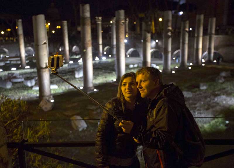 Fori, light show da Oscar by Storaro. La storia rivive con il linguaggio della luce Fori, light show da Oscar by Storaro. La storia rivive con il linguaggio della luce