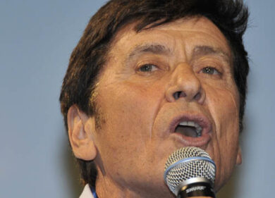 Morandi difende i migranti su Facebook. Pioggia di insulti per lui