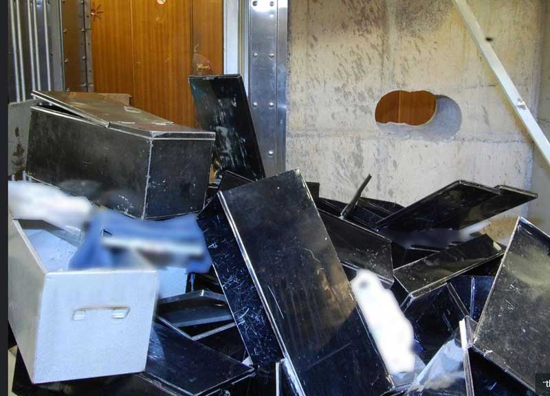 Svaligiata la ‘via dei diamanti’ a Londra: maxi-furto da 275 milioni di euro. Foto Svaligiata la ‘via dei diamanti’ a Londra: maxi-furto da 275 milioni di euro. Foto