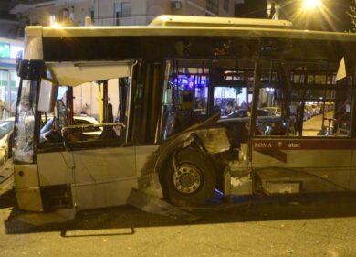 Bus contro tram, paura al Casaletto. Otto feriti, due sono in codice rosso