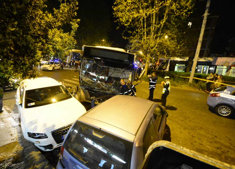 Bus contro tram, paura al Casaletto. Otto feriti, due sono in codice rosso Bus contro tram, paura al Casaletto. Otto feriti, due sono in codice rosso