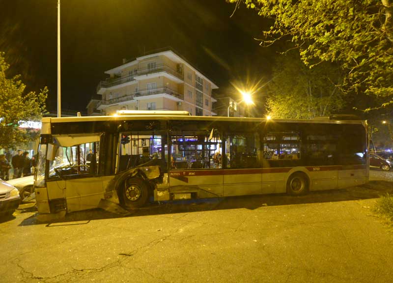Bus contro tram, paura al Casaletto. Otto feriti, due sono in codice rosso Bus contro tram, paura al Casaletto. Otto feriti, due sono in codice rosso