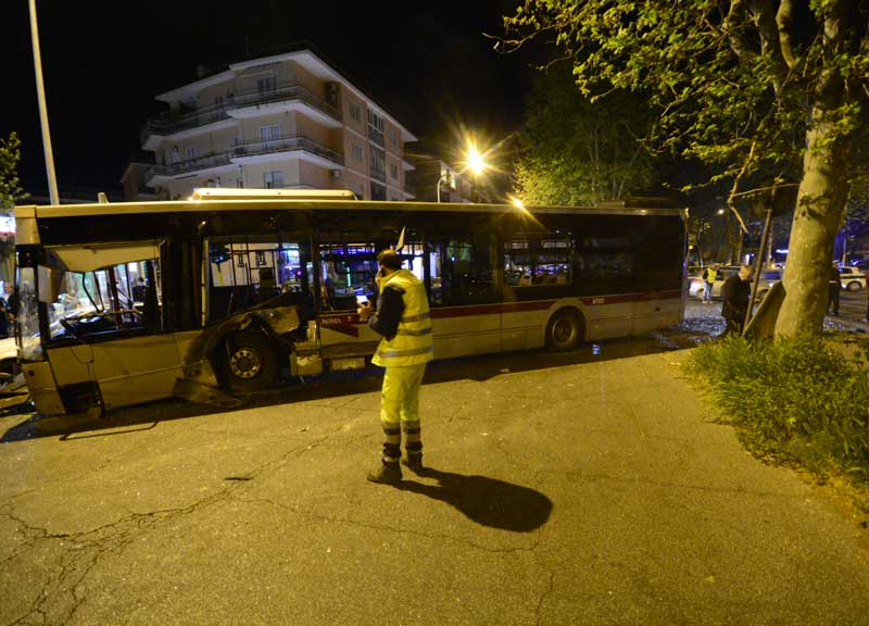 Bus contro tram, paura al Casaletto. Otto feriti, due sono in codice rosso Bus contro tram, paura al Casaletto. Otto feriti, due sono in codice rosso