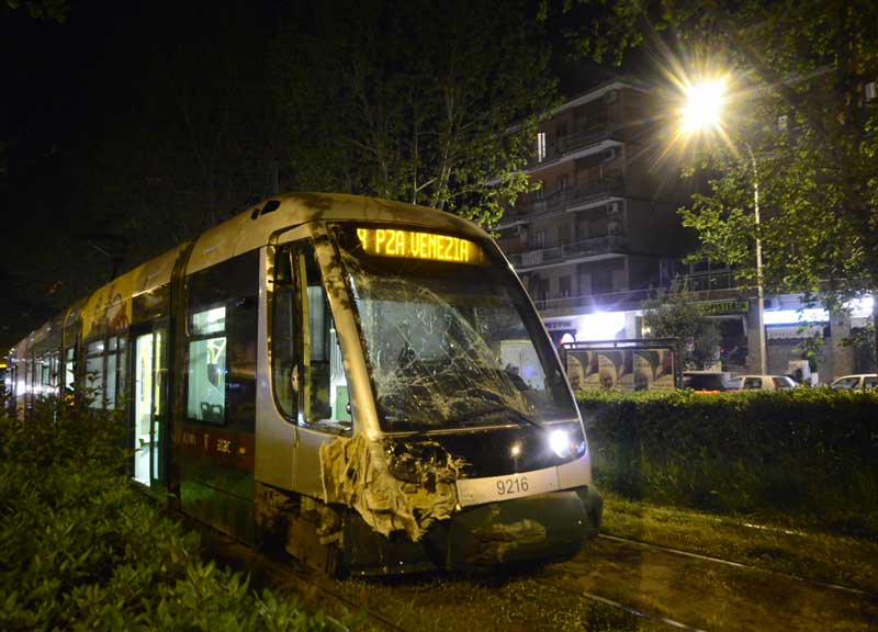 Bus contro tram, paura al Casaletto. Otto feriti, due sono in codice rosso Bus contro tram, paura al Casaletto. Otto feriti, due sono in codice rosso