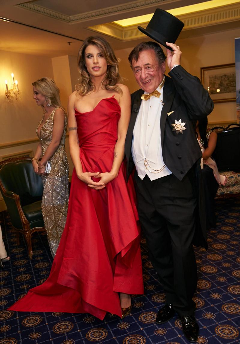 Elisabetta Canalis, il vento solleva il vestito e… FOTO