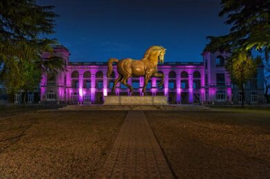 La M5 apre le nuove stazioni, e il Cavallo diventa “lilla”. Le foto