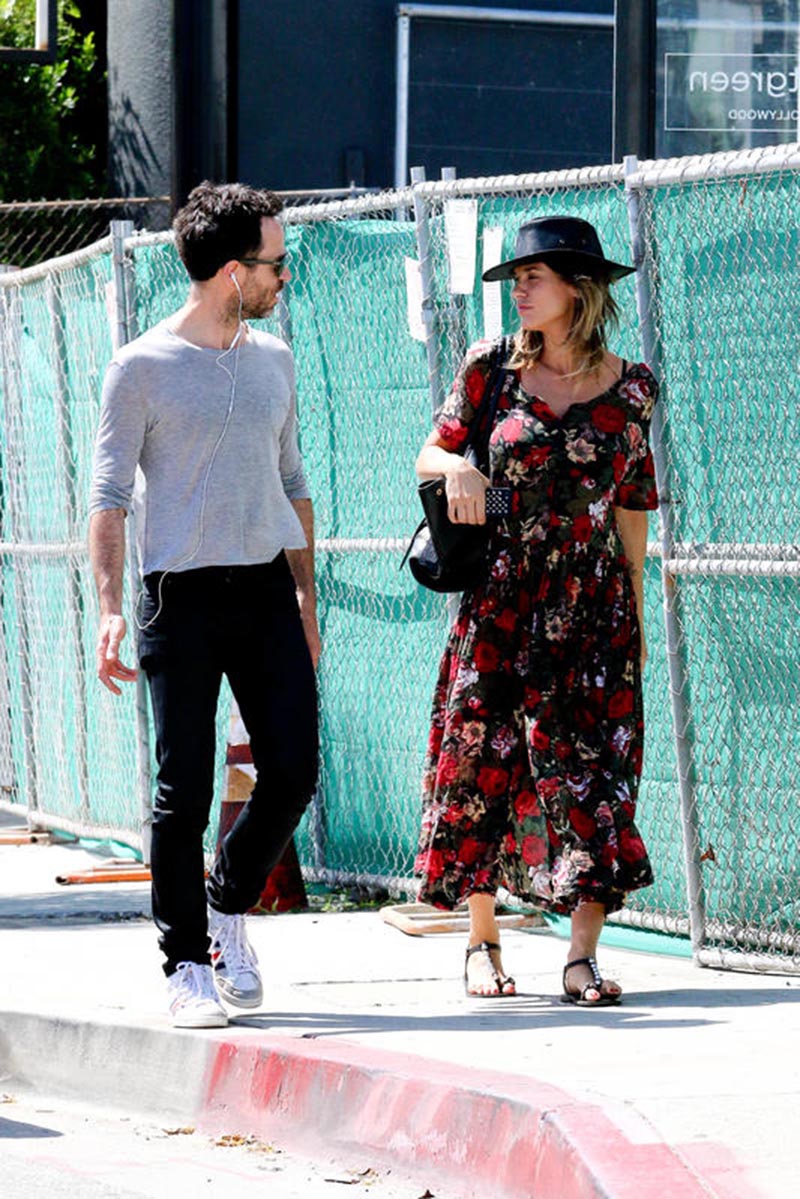 Elisabetta Canalis, il vento solleva il vestito e… FOTO