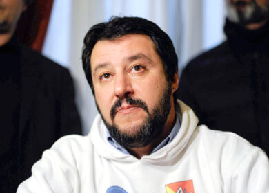 Matteo Salvini contestato ad Ancona: insulti, uova e pomodori