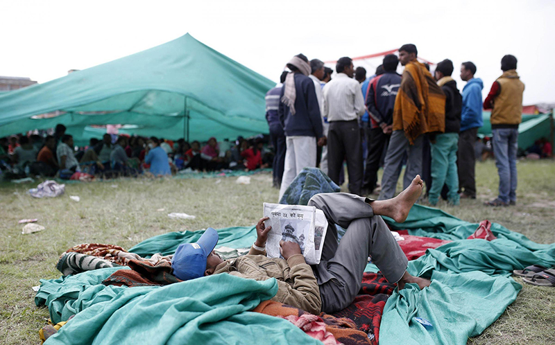 Nepal, altre 45 scosse: si temono 6mila morti. Anche 4 italiani Nepal, altre 45 scosse: si temono 6mila morti. Anche 4 italiani