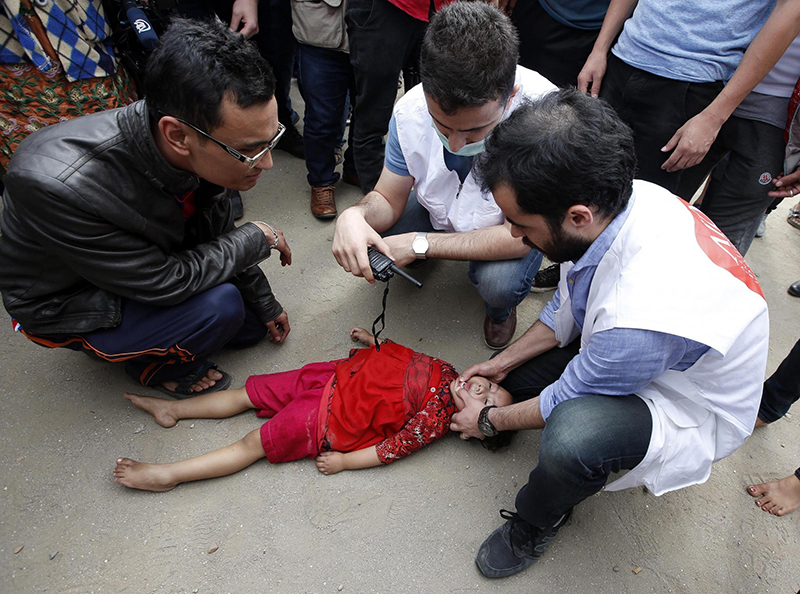 Nepal, altre 45 scosse: si temono 6mila morti. Anche 4 italiani Nepal, altre 45 scosse: si temono 6mila morti. Anche 4 italiani
