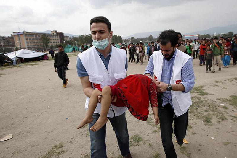Nepal, altre 45 scosse: si temono 6mila morti. Anche 4 italiani Nepal, altre 45 scosse: si temono 6mila morti. Anche 4 italiani