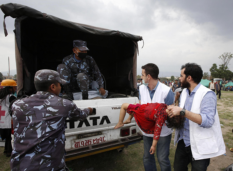 Nepal, altre 45 scosse: si temono 6mila morti. Anche 4 italiani Nepal, altre 45 scosse: si temono 6mila morti. Anche 4 italiani