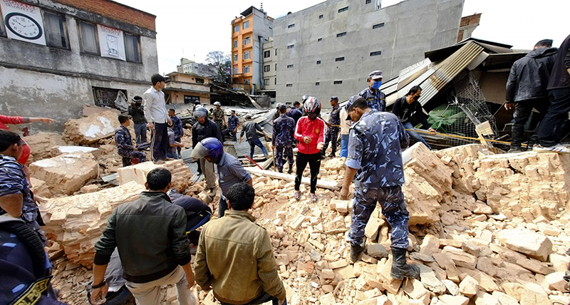 Nepal, altre 45 scosse: si temono 6mila morti. Anche 4 italiani Nepal, altre 45 scosse: si temono 6mila morti. Anche 4 italiani