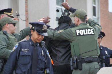 Baltimora, scontri razziali: 15 poliziotti feriti. C’è il coprifuoco