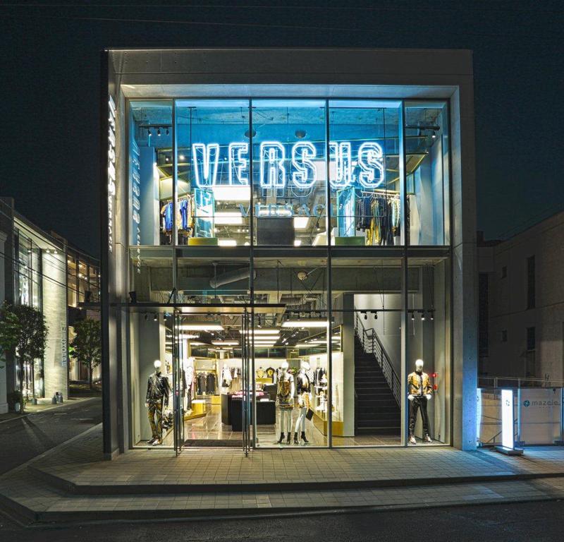 Versus Versace sbarca a Tokyo: prima boutique Versus Versace sbarca a Tokyo: prima boutique