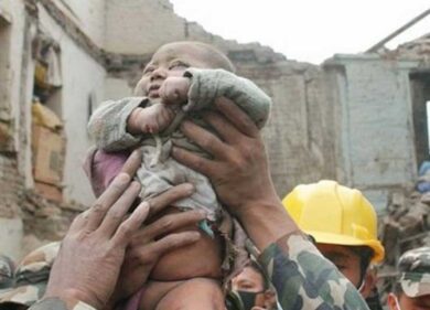 Nepal, bebè salvo dopo 22 ore di ricerche. Ritrovati 5 italiani