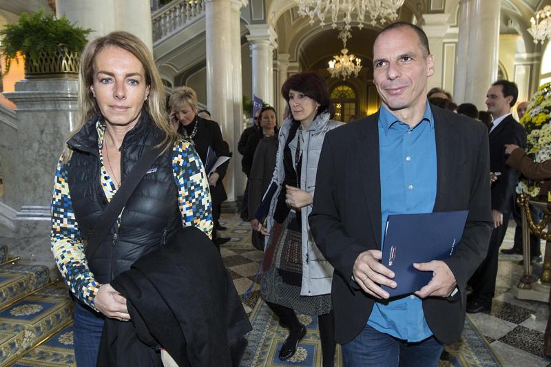 Grecia: Varoufakis e la moglie aggrediti dagli anarchici ad Atene Grecia: Varoufakis e la moglie aggrediti dagli anarchici ad Atene