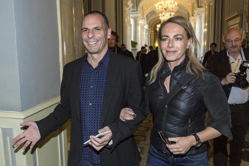 Grecia: Varoufakis e la moglie aggrediti dagli anarchici ad Atene Grecia: Varoufakis e la moglie aggrediti dagli anarchici ad Atene