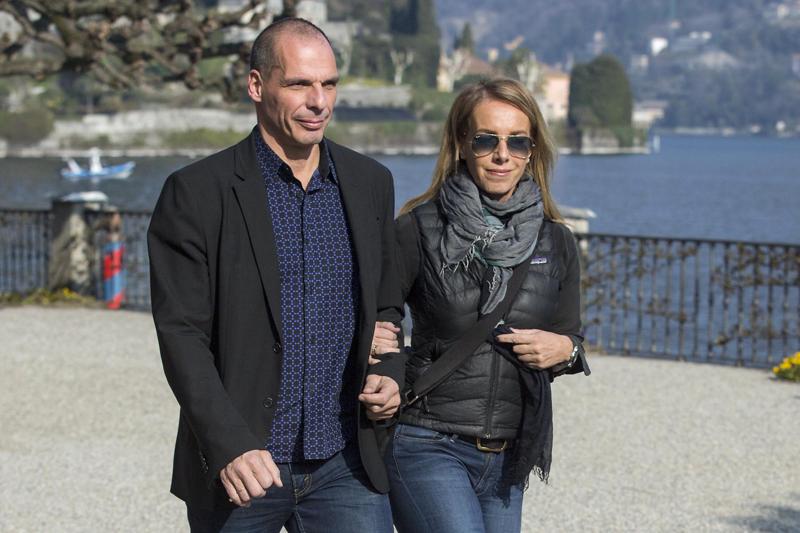 Grecia: Varoufakis e la moglie aggrediti dagli anarchici ad Atene Grecia: Varoufakis e la moglie aggrediti dagli anarchici ad Atene