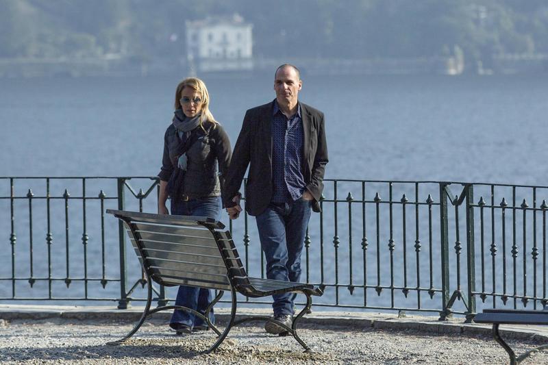 Grecia: Varoufakis e la moglie aggrediti dagli anarchici ad Atene Grecia: Varoufakis e la moglie aggrediti dagli anarchici ad Atene