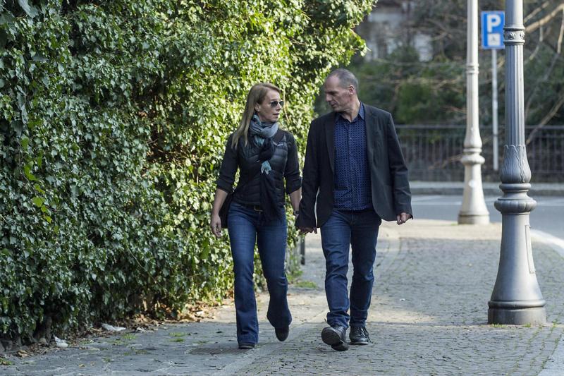 Grecia: Varoufakis e la moglie aggrediti dagli anarchici ad Atene Grecia: Varoufakis e la moglie aggrediti dagli anarchici ad Atene