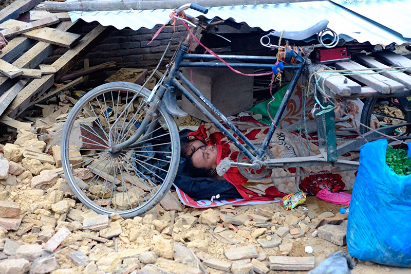 Nepal, due ragazzini salvati dalle macerie. Tre gli italiani dispersi Nepal, due ragazzini salvati dalle macerie. Tre gli italiani dispersi