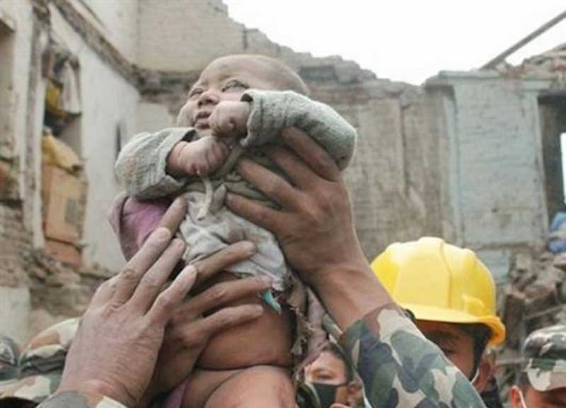 Nepal, due ragazzini salvati dalle macerie. Tre gli italiani dispersi Nepal, due ragazzini salvati dalle macerie. Tre gli italiani dispersi