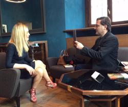 Carolina Crescentini ad Affari. Diritto di amare chi si vuole