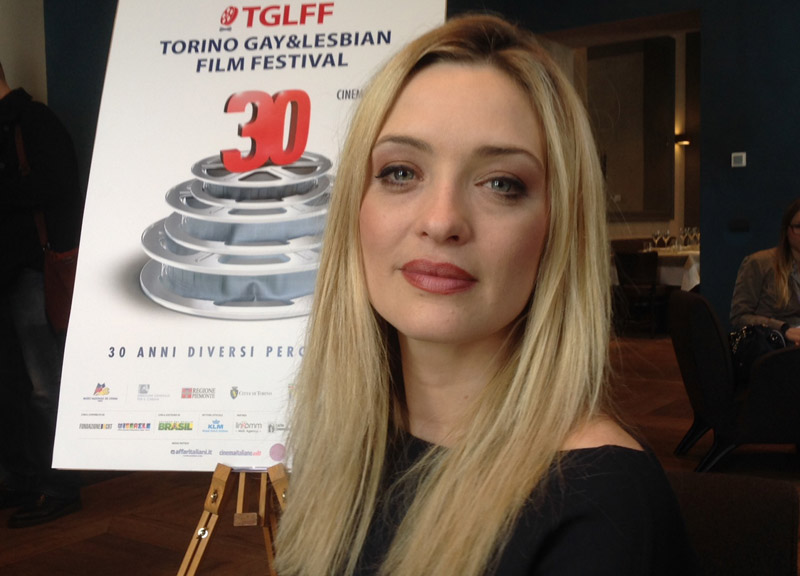 Carolina Crescentini ad Affari. Diritto di amare chi si vuole