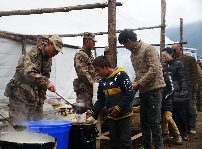 Nepal, due ragazzini salvati dalle macerie. Tre gli italiani dispersi Nepal, due ragazzini salvati dalle macerie. Tre gli italiani dispersi