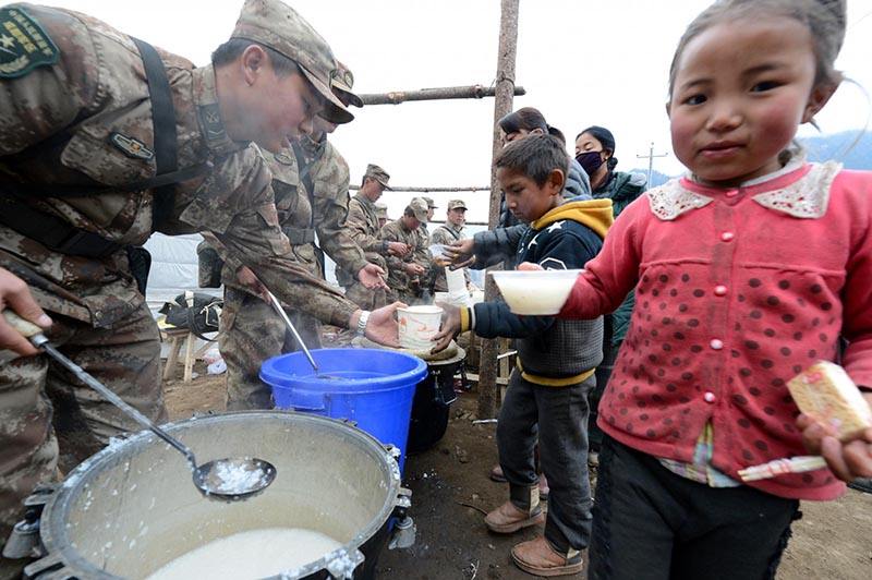 Nepal, due ragazzini salvati dalle macerie. Tre gli italiani dispersi Nepal, due ragazzini salvati dalle macerie. Tre gli italiani dispersi