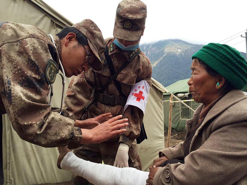 Nepal, due ragazzini salvati dalle macerie. Tre gli italiani dispersi Nepal, due ragazzini salvati dalle macerie. Tre gli italiani dispersi