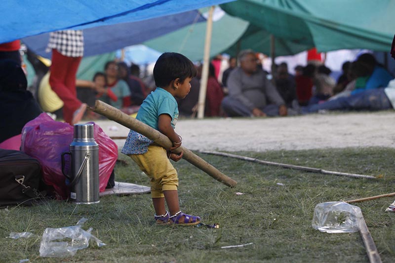Nepal, due ragazzini salvati dalle macerie. Tre gli italiani dispersi Nepal, due ragazzini salvati dalle macerie. Tre gli italiani dispersi
