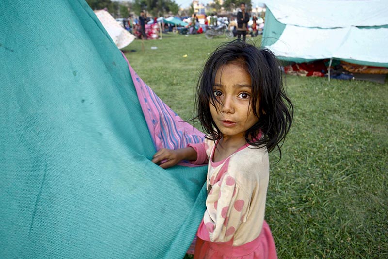 Nepal, due ragazzini salvati dalle macerie. Tre gli italiani dispersi Nepal, due ragazzini salvati dalle macerie. Tre gli italiani dispersi