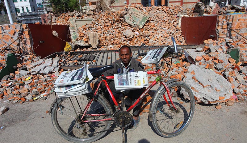 Nepal, due ragazzini salvati dalle macerie. Tre gli italiani dispersi Nepal, due ragazzini salvati dalle macerie. Tre gli italiani dispersi